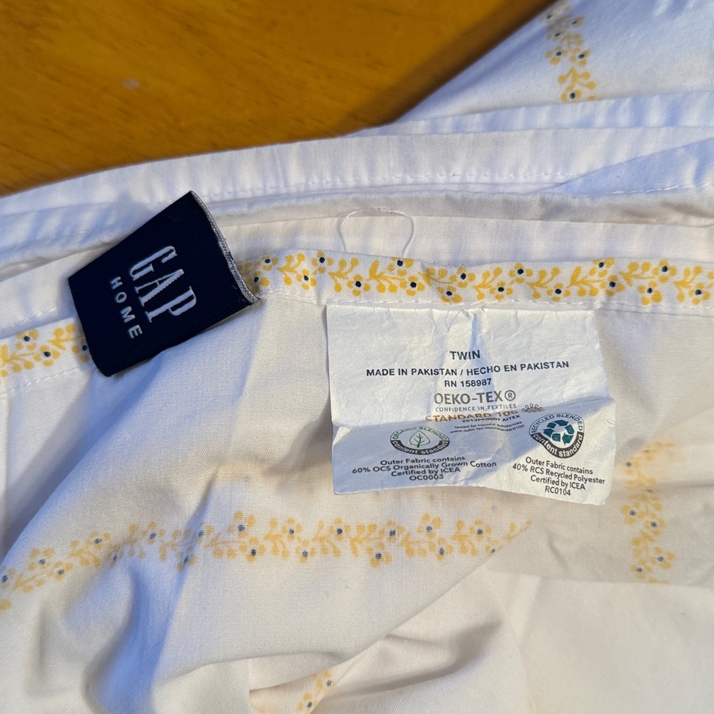 GAP Twin fitted and Flat Sheets. NO pillow cases. - Picture 7 of 8